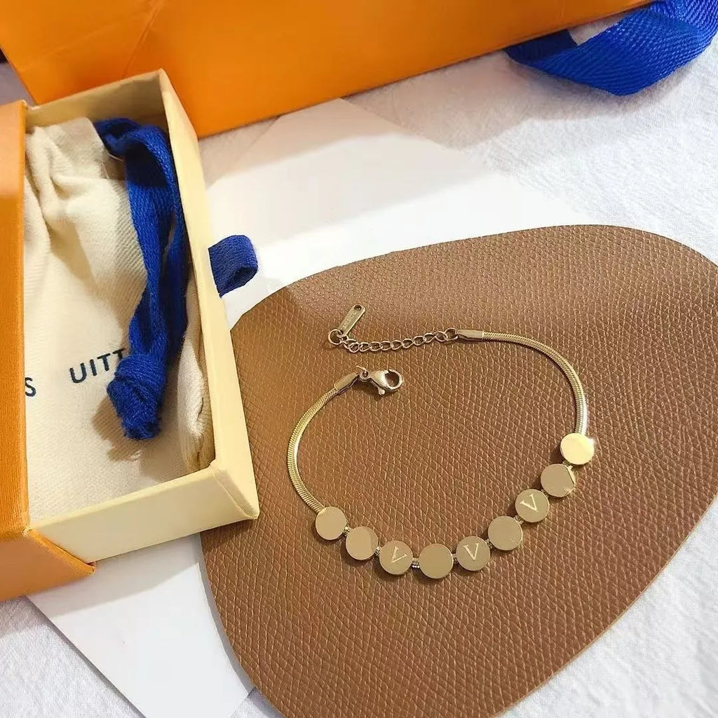 Designer Bracelet Women Vintage Letter Leather Clover Bracelet 925 Silver Plated Cuban Charm Bracelet Accessories Louise Bracelet Birthday Gift